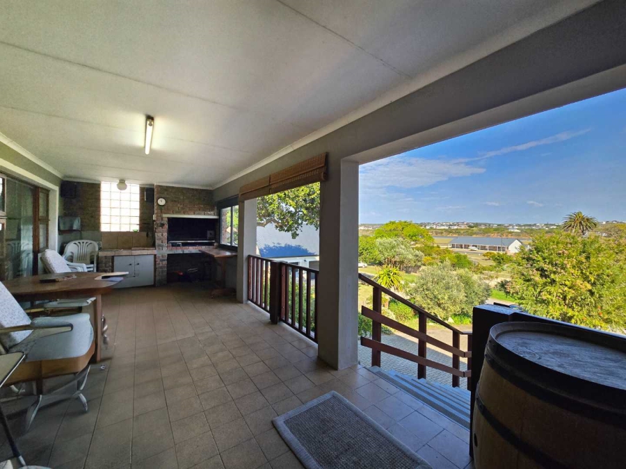 4 Bedroom Property for Sale in Stilbaai Oos Western Cape